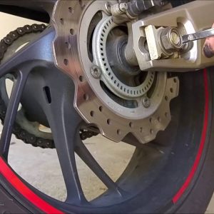 apriete la tuerca de la cadena de su motocicleta técnica contra la tuerca